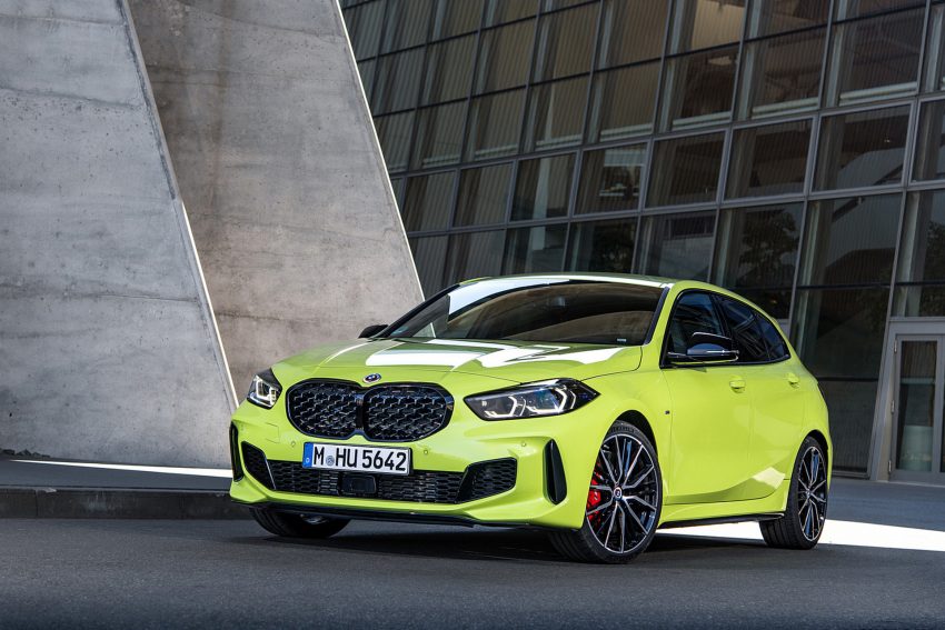 2022 BMW M135i xDrive - Front Three-Quarter Wallpaper 850x567 #31