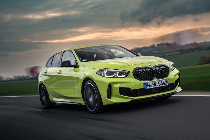 2022 BMW M135i xDrive - Front Three-Quarter Wallpaper 850x567 #7