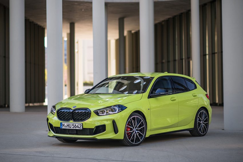 2022 BMW M135i xDrive - Front Three-Quarter Wallpaper 850x567 #54