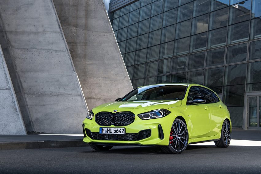 2022 BMW M135i xDrive - Front Three-Quarter Wallpaper 850x567 #32