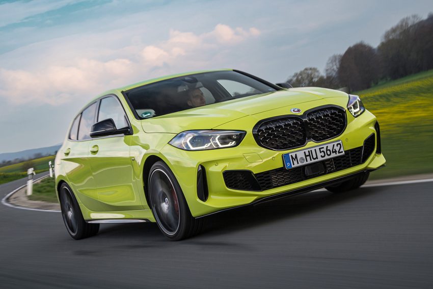 2022 BMW M135i xDrive - Front Three-Quarter Wallpaper 850x567 #13