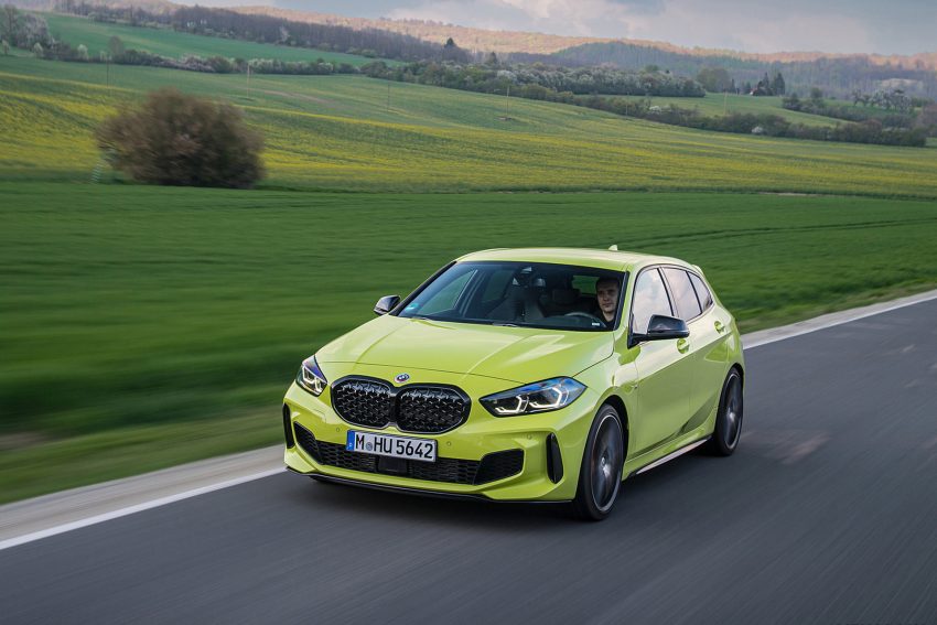 2022 BMW M135i xDrive - Front Three-Quarter Wallpaper 850x567 #8