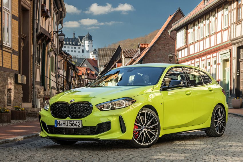 2022 BMW M135i xDrive - Front Three-Quarter Wallpaper 850x567 #50