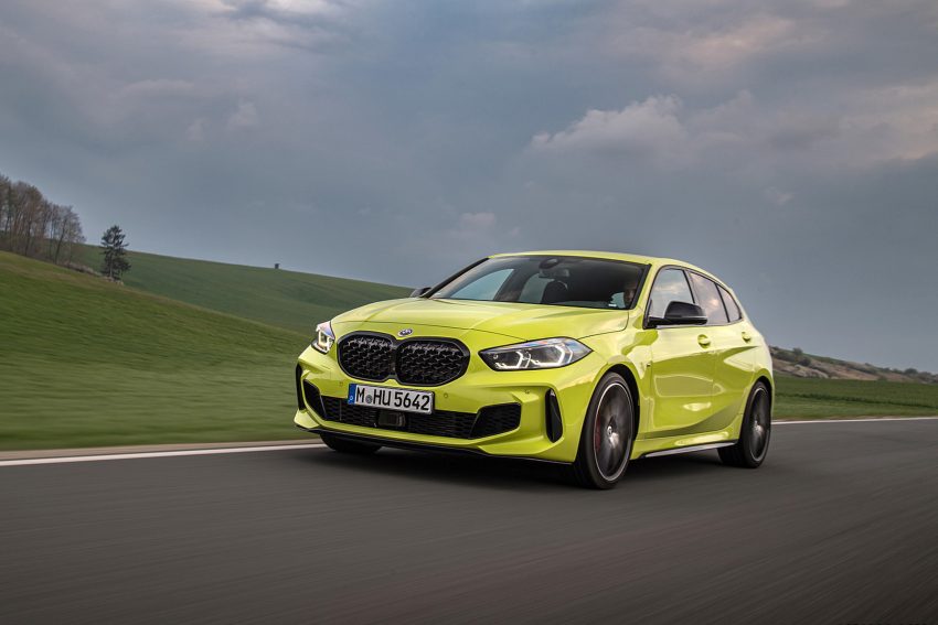 2022 BMW M135i xDrive - Front Three-Quarter Wallpaper 850x567 #9