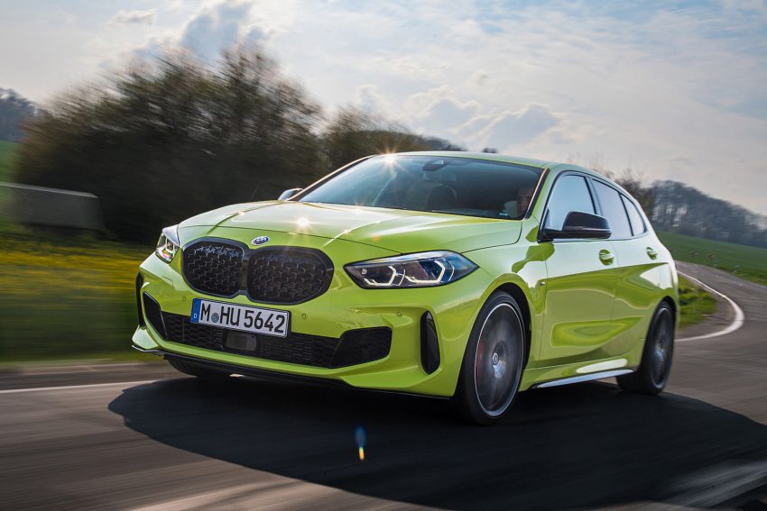 2022 BMW M135i xDrive - Front Three-Quarter Wallpaper 850x567 #2