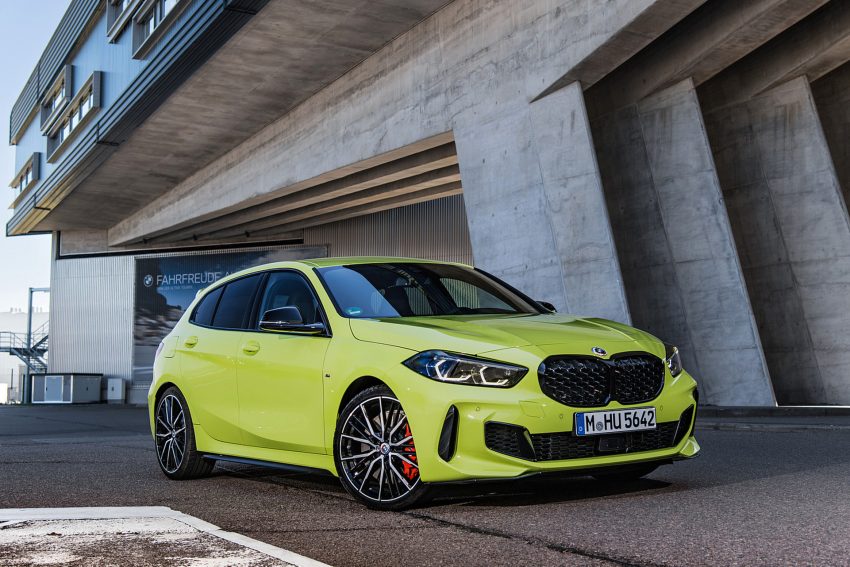 2022 BMW M135i xDrive - Front Three-Quarter Wallpaper 850x567 #35