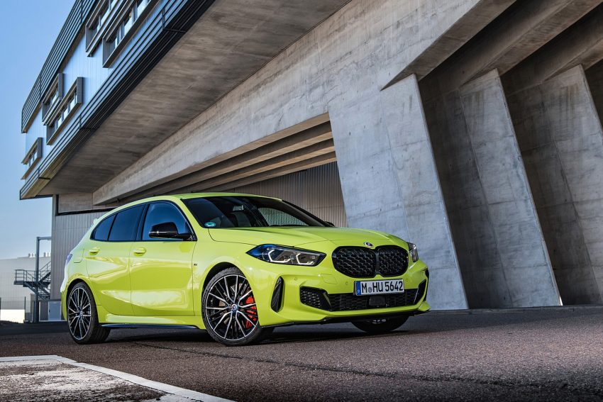 2022 BMW M135i xDrive - Front Three-Quarter Wallpaper 850x567 #37