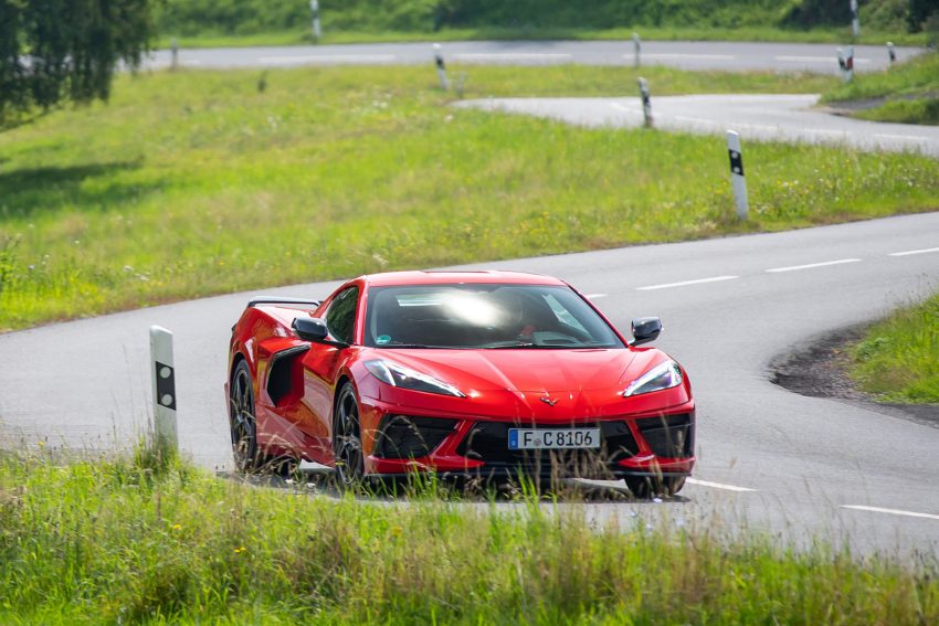2022 Chevrolet Corvette Stingray Coupe - Front Three-Quarter Wallpaper 850x567 #9
