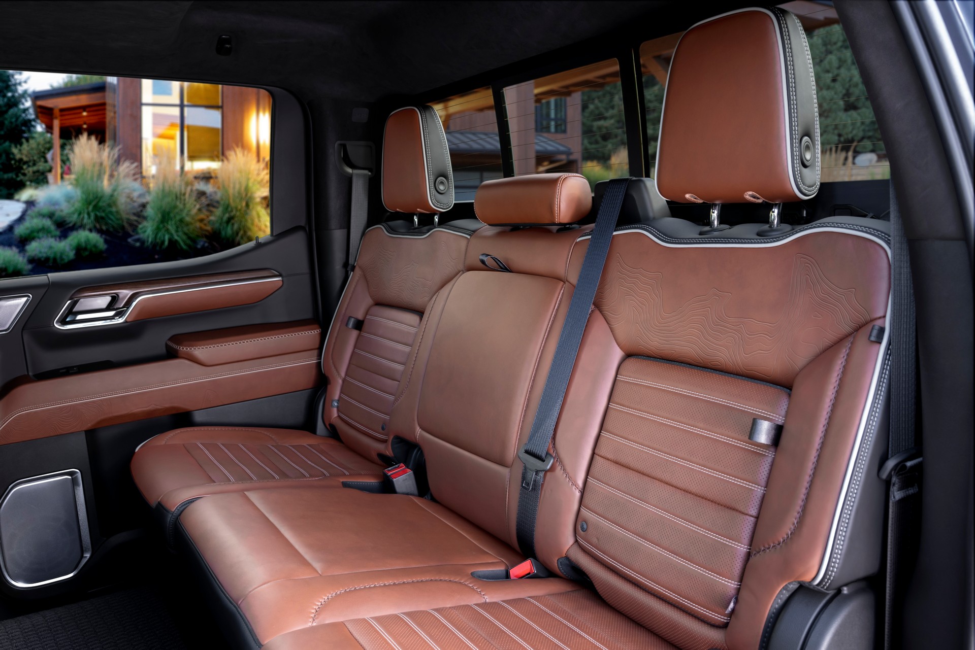 Download 2022 GMC Sierra Denali Ultimate - Interior, Rear Seats HD Wallpaper 1920x1281 #10