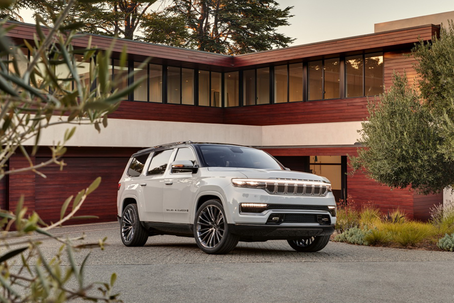 Download 2022 Jeep Grand Wagoneer Concept - Front Three-Quarter HD Wallpaper 1921x1281 #14