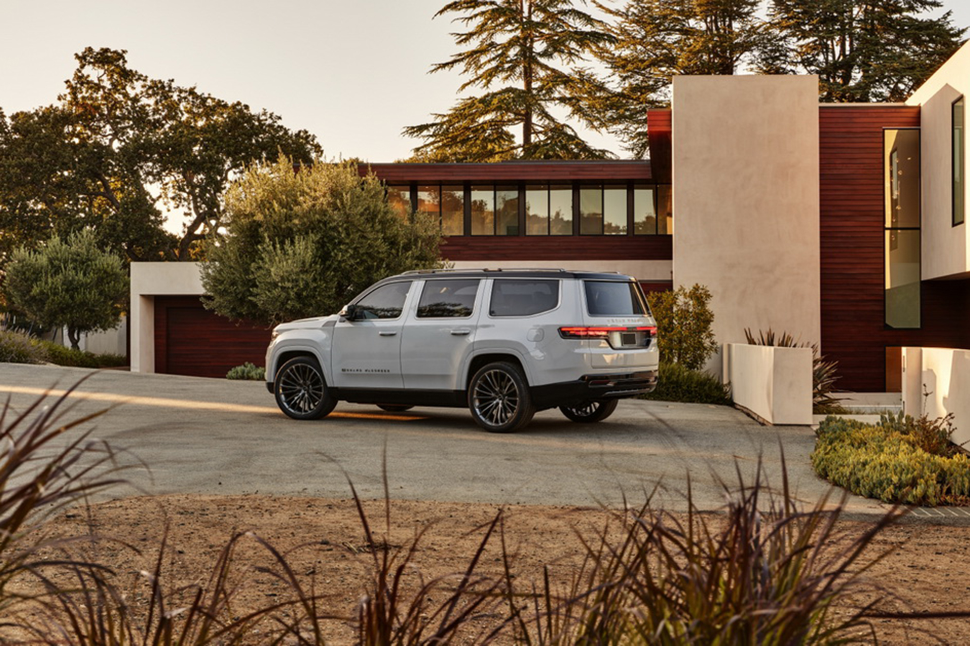 Download 2022 Jeep Grand Wagoneer Concept - Rear Three-Quarter HD Wallpaper 1921x1280 #17