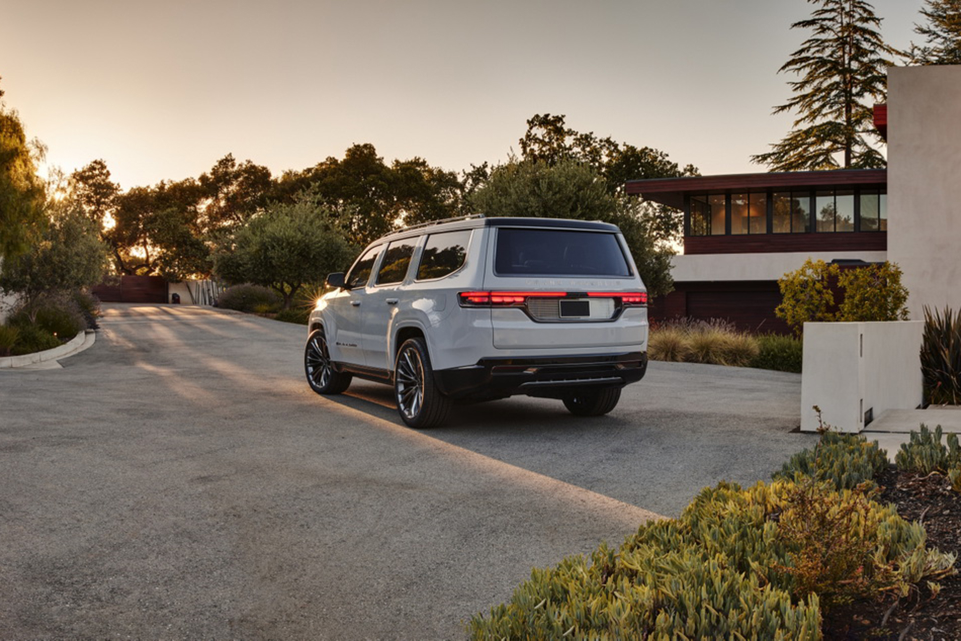 Download 2022 Jeep Grand Wagoneer Concept - Rear Three-Quarter HD Wallpaper 1921x1282 #18