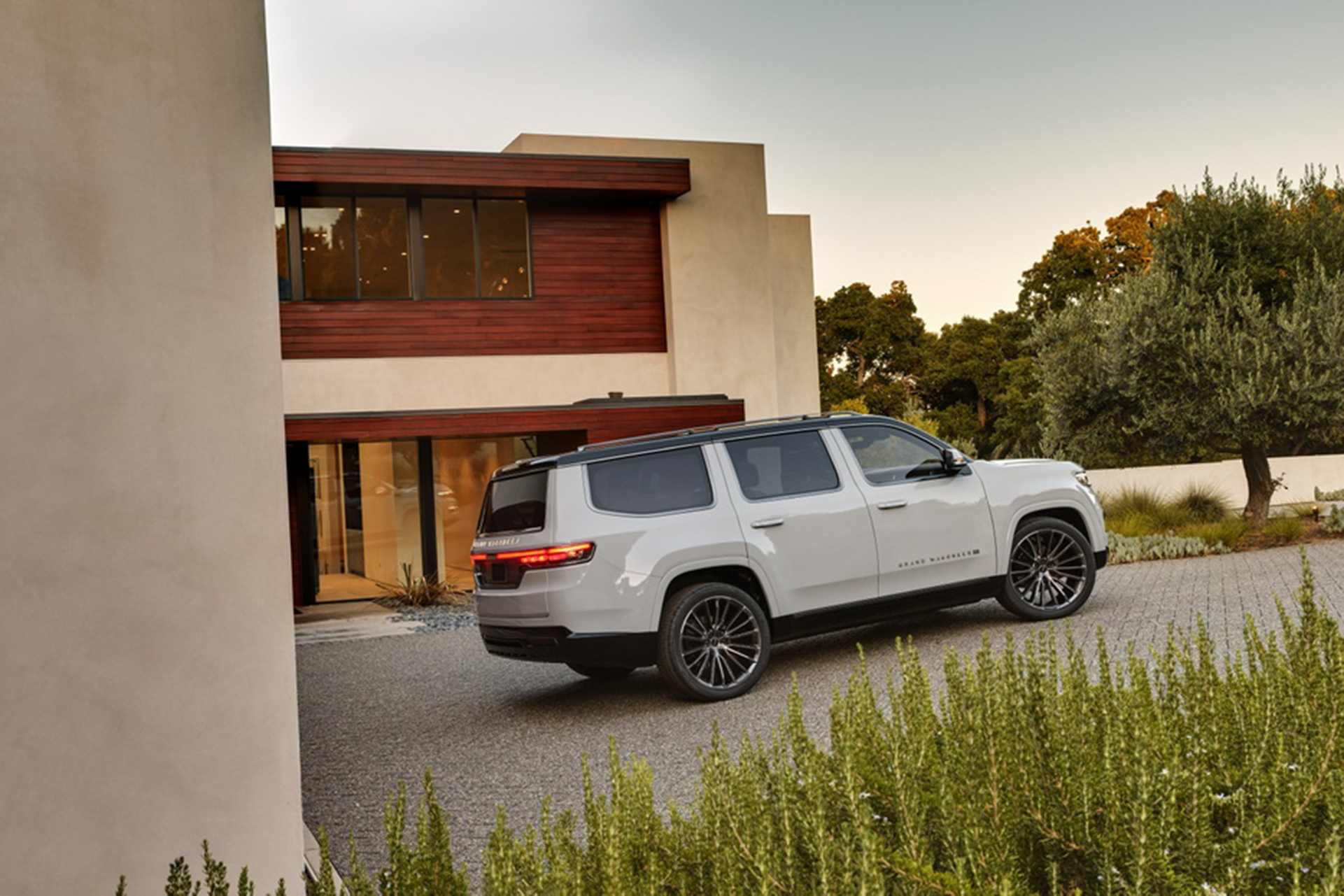 Download 2022 Jeep Grand Wagoneer Concept - Rear Three-Quarter HD Wallpaper 1921x1281 #19