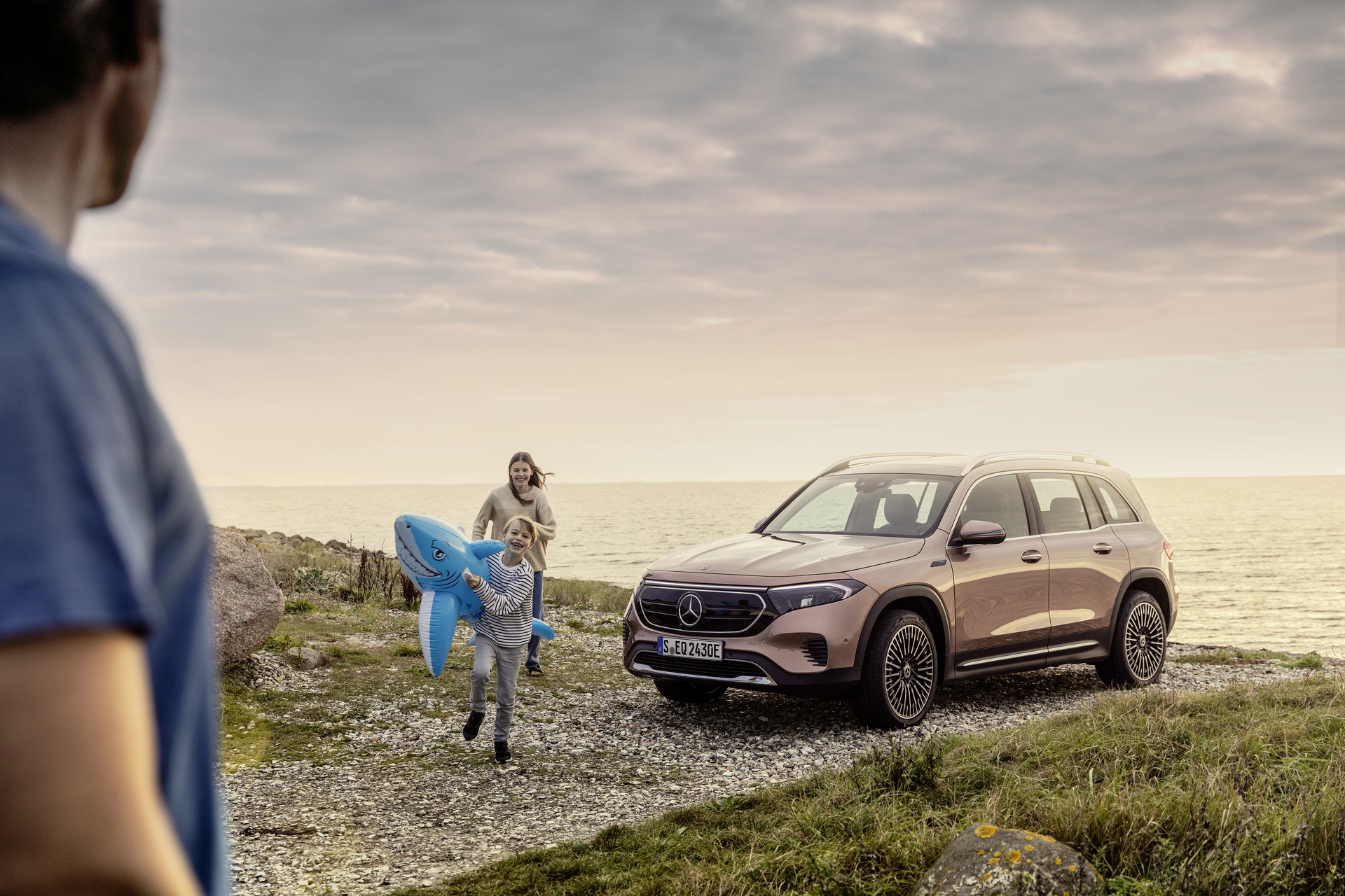 Download 2022 Mercedes-Benz EQB 350 4Matic - Front Three-Quarter HD Wallpaper 1920x1280 #22