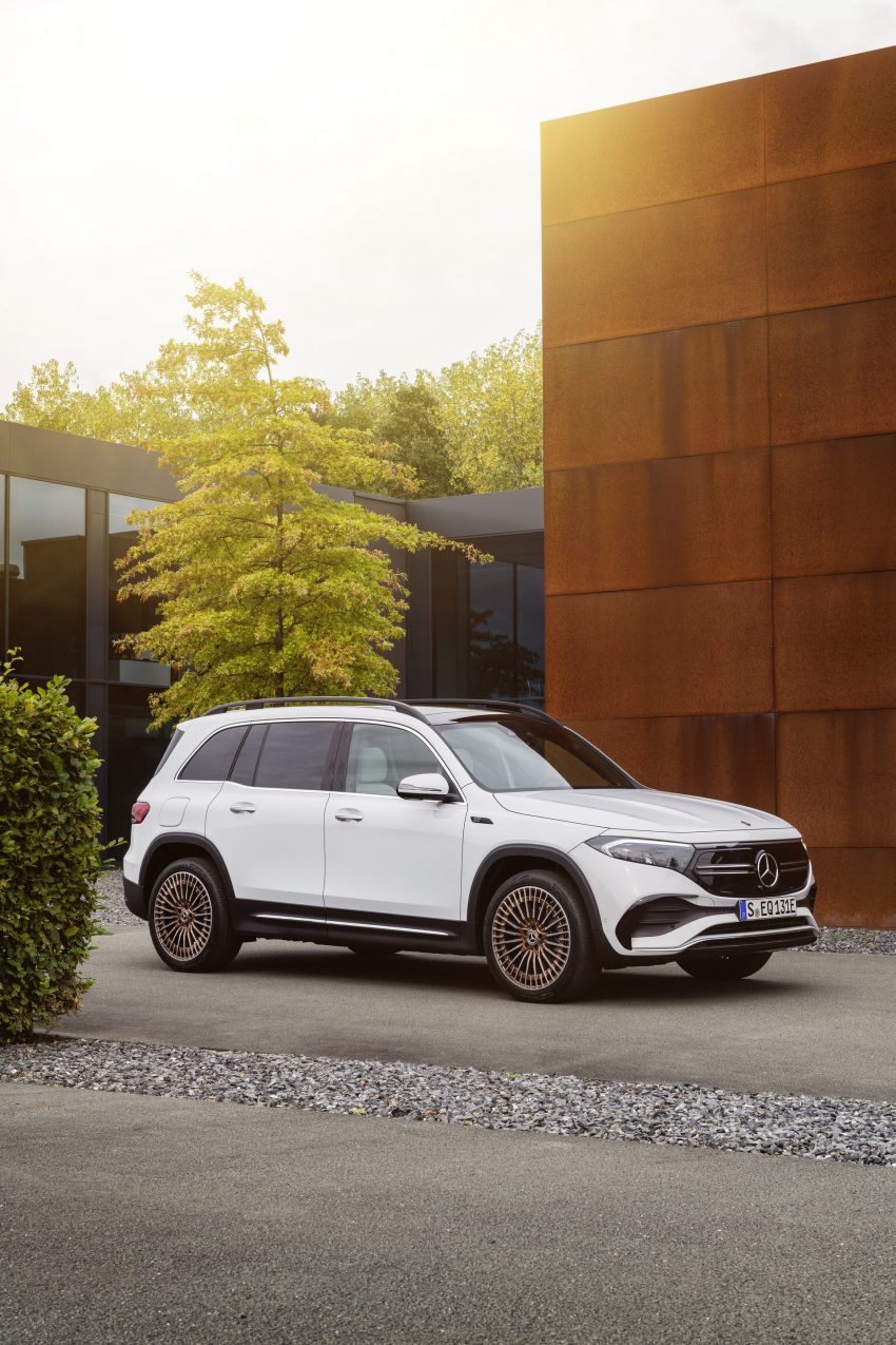 2022 Mercedes-Benz EQB 350 4Matic - Front Three-Quarter Phone Wallpaper 850x1275 #9