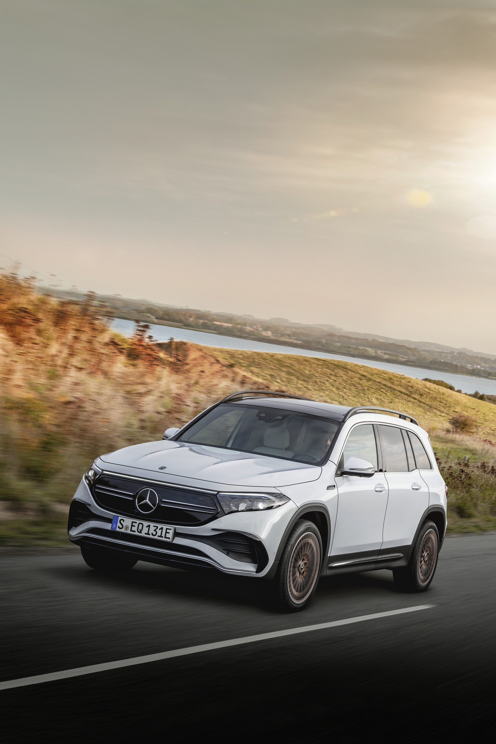 Download 2022 Mercedes-Benz EQB 350 4Matic - Front Three-Quarter HD Phone Wallpaper 1920x2880 #5