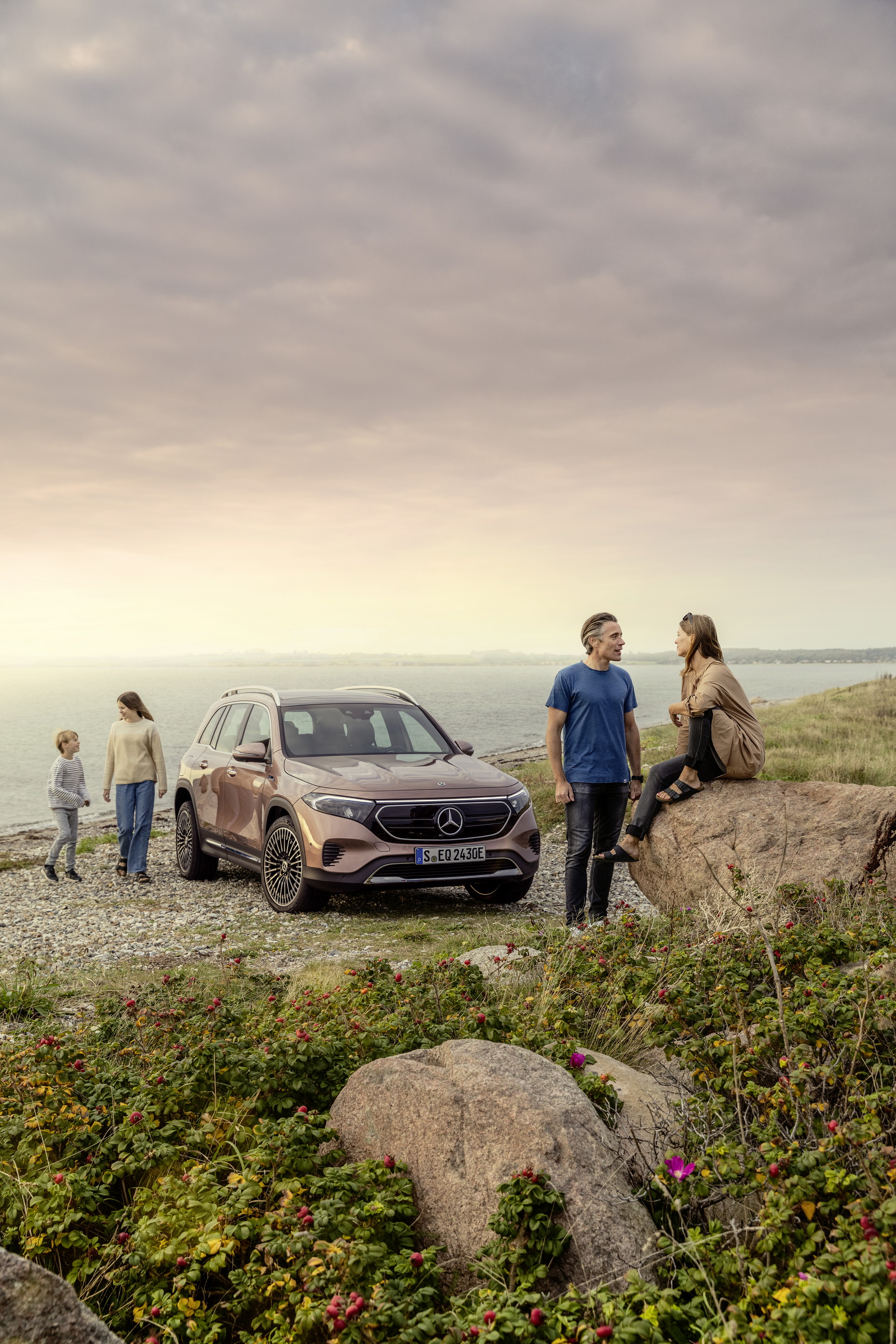 Download 2022 Mercedes-Benz EQB 350 4Matic - Front HD Phone Wallpaper 1920x2880 #26