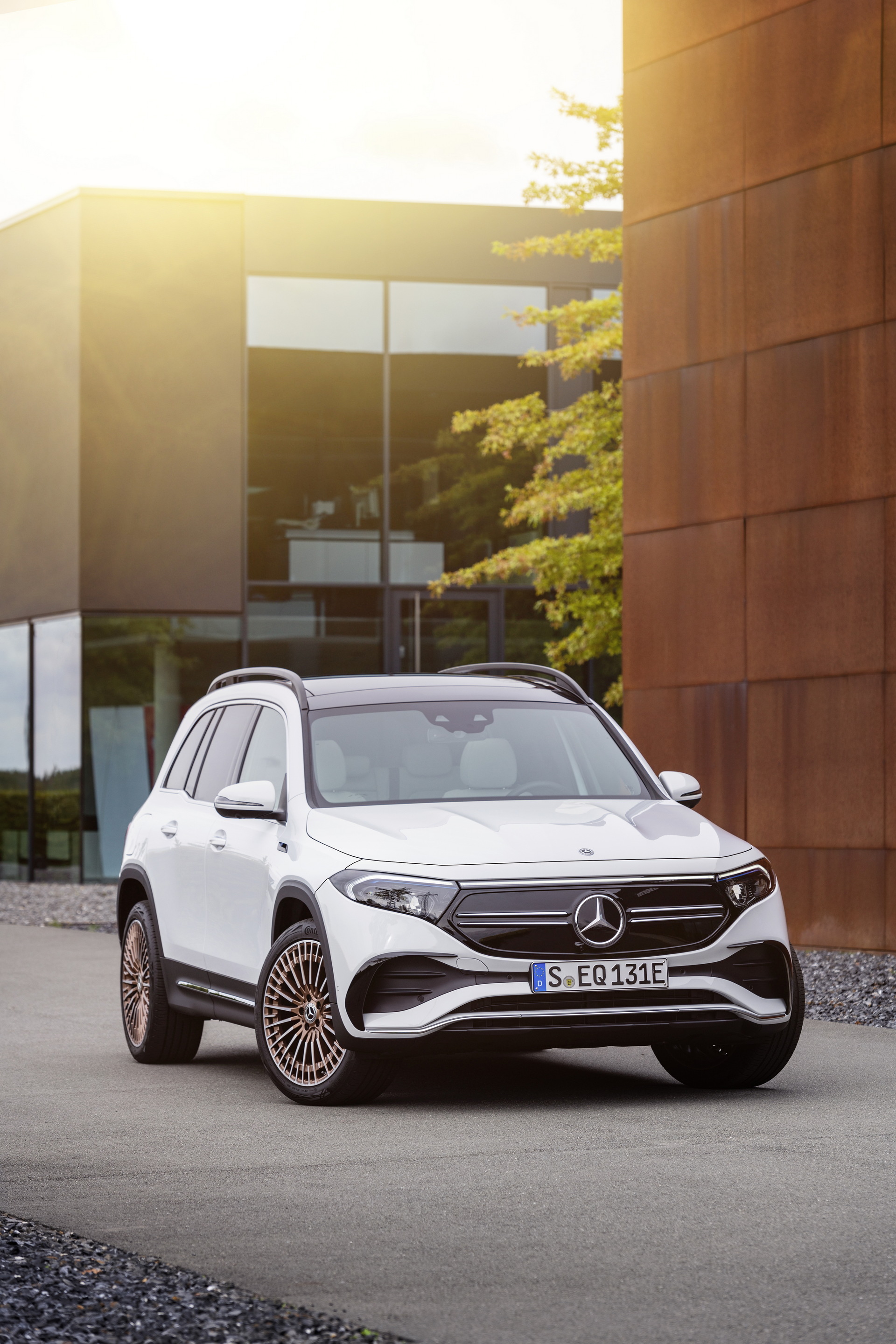 Download 2022 Mercedes-Benz EQB 350 4Matic - Front HD Phone Wallpaper 1920x2880 #12