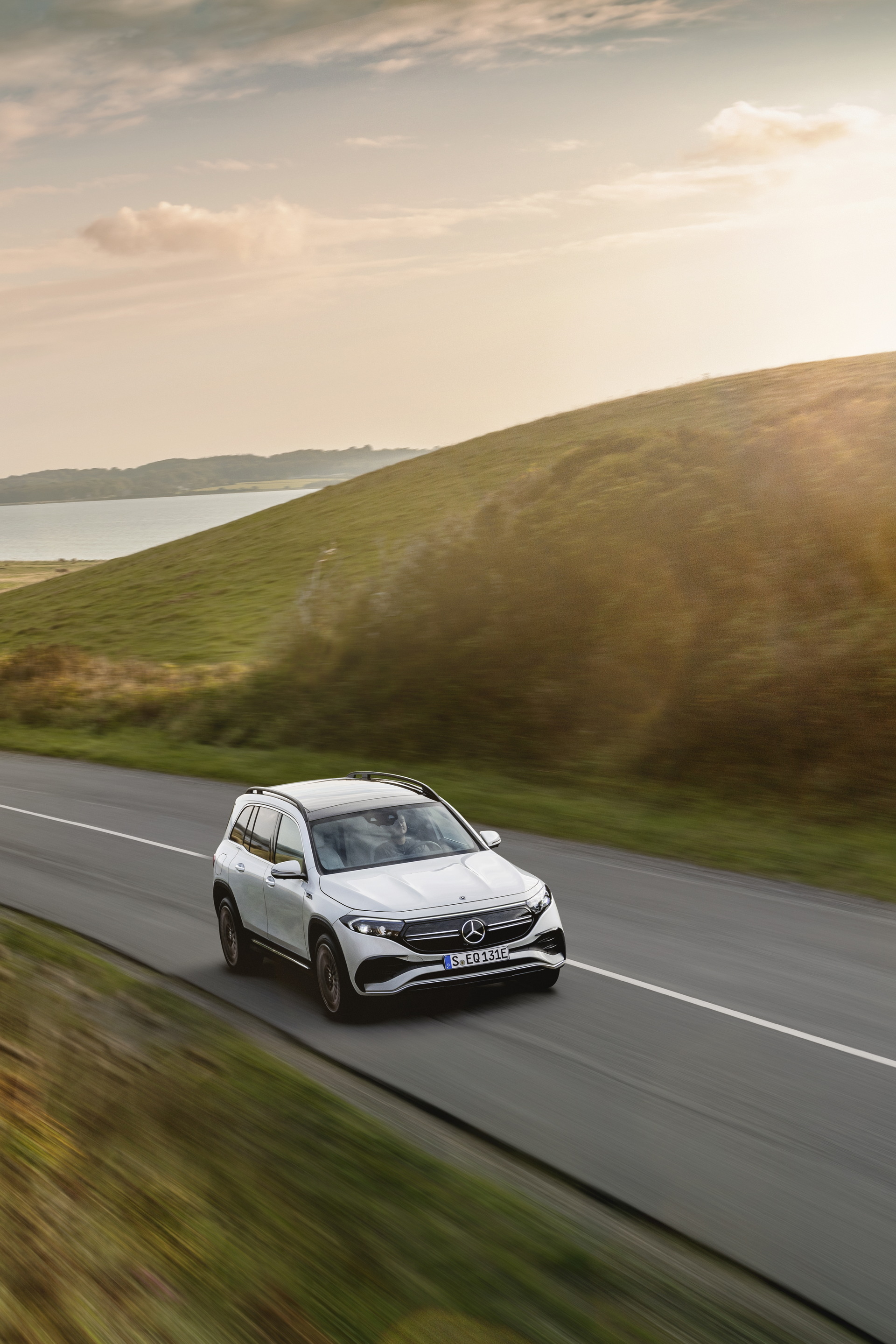 Download 2022 Mercedes-Benz EQB 350 4Matic - Front HD Phone Wallpaper 1920x2879 #7