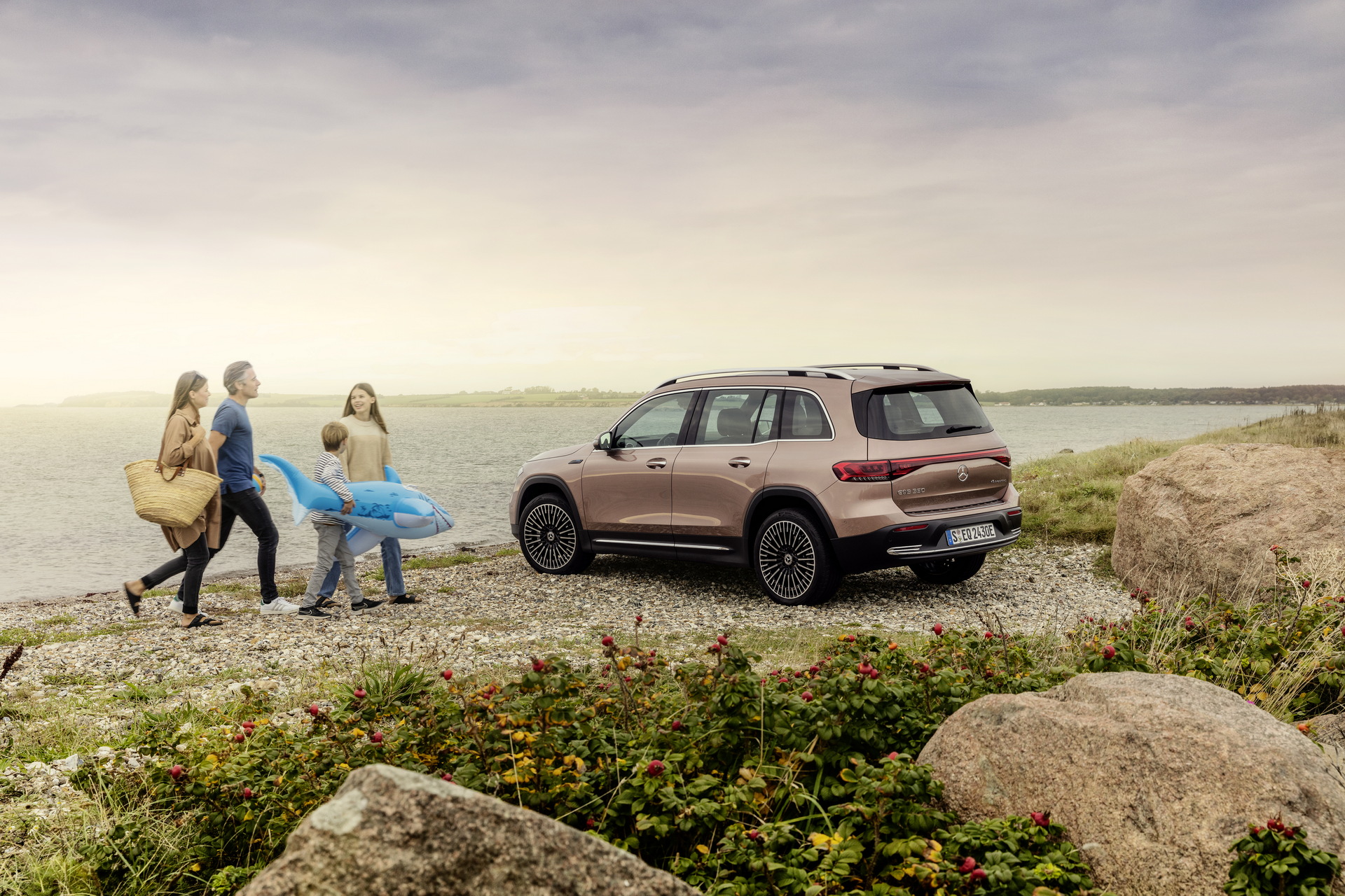 Download 2022 Mercedes-Benz EQB 350 4Matic - Rear Three-Quarter HD Wallpaper 1920x1280 #27