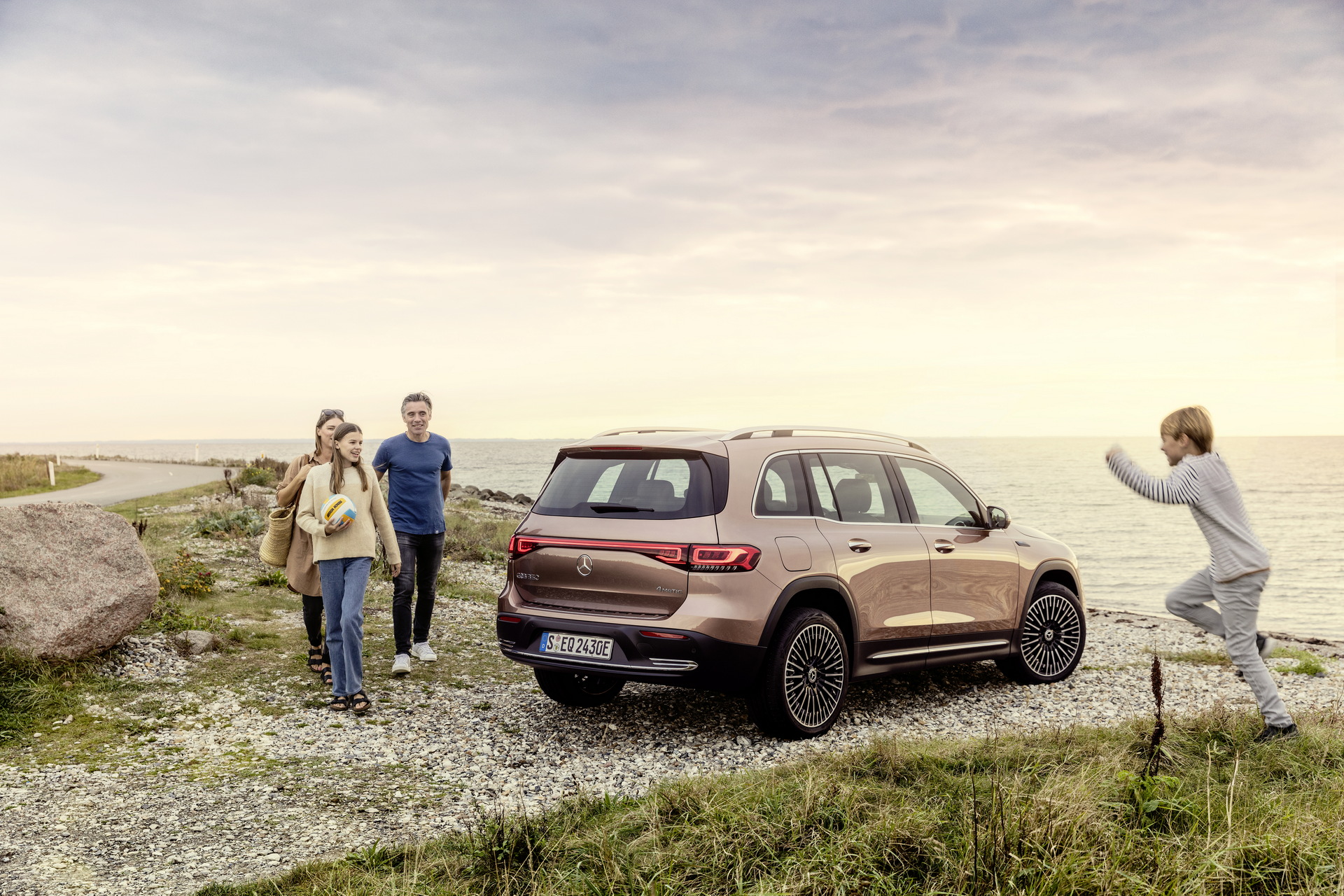 Download 2022 Mercedes-Benz EQB 350 4Matic - Rear Three-Quarter HD Wallpaper 1920x1280 #28