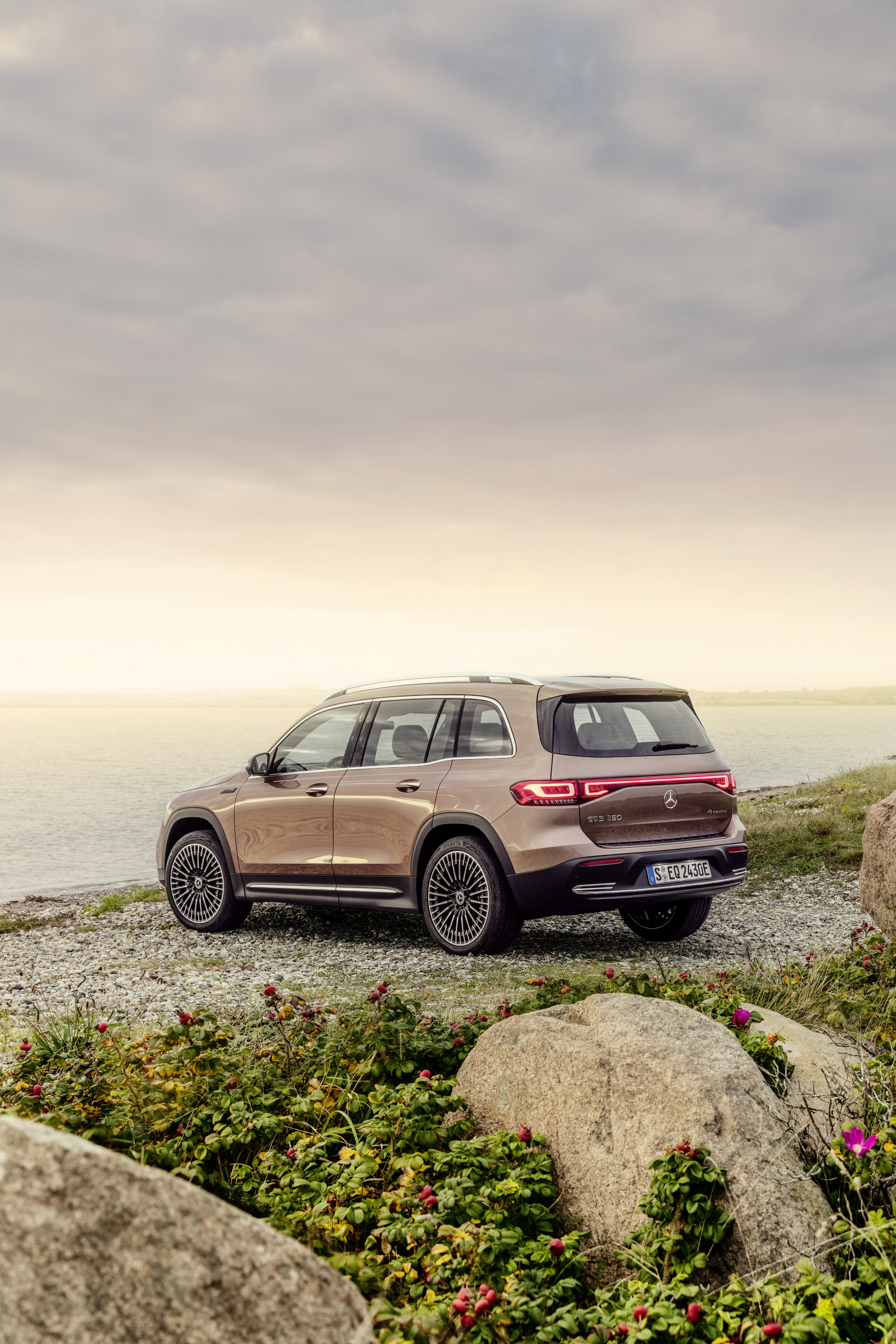 Download 2022 Mercedes-Benz EQB 350 4Matic - Rear Three-Quarter HD Phone Wallpaper 1920x2880 #30