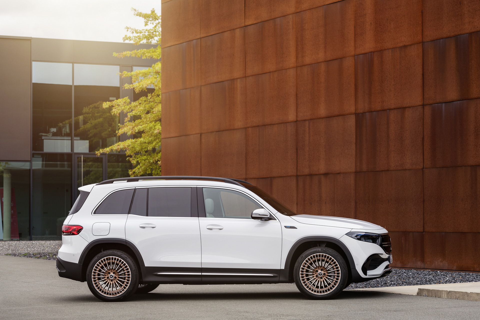 Download 2022 Mercedes-Benz EQB 350 4Matic - Side HD Wallpaper 1920x1280 #15