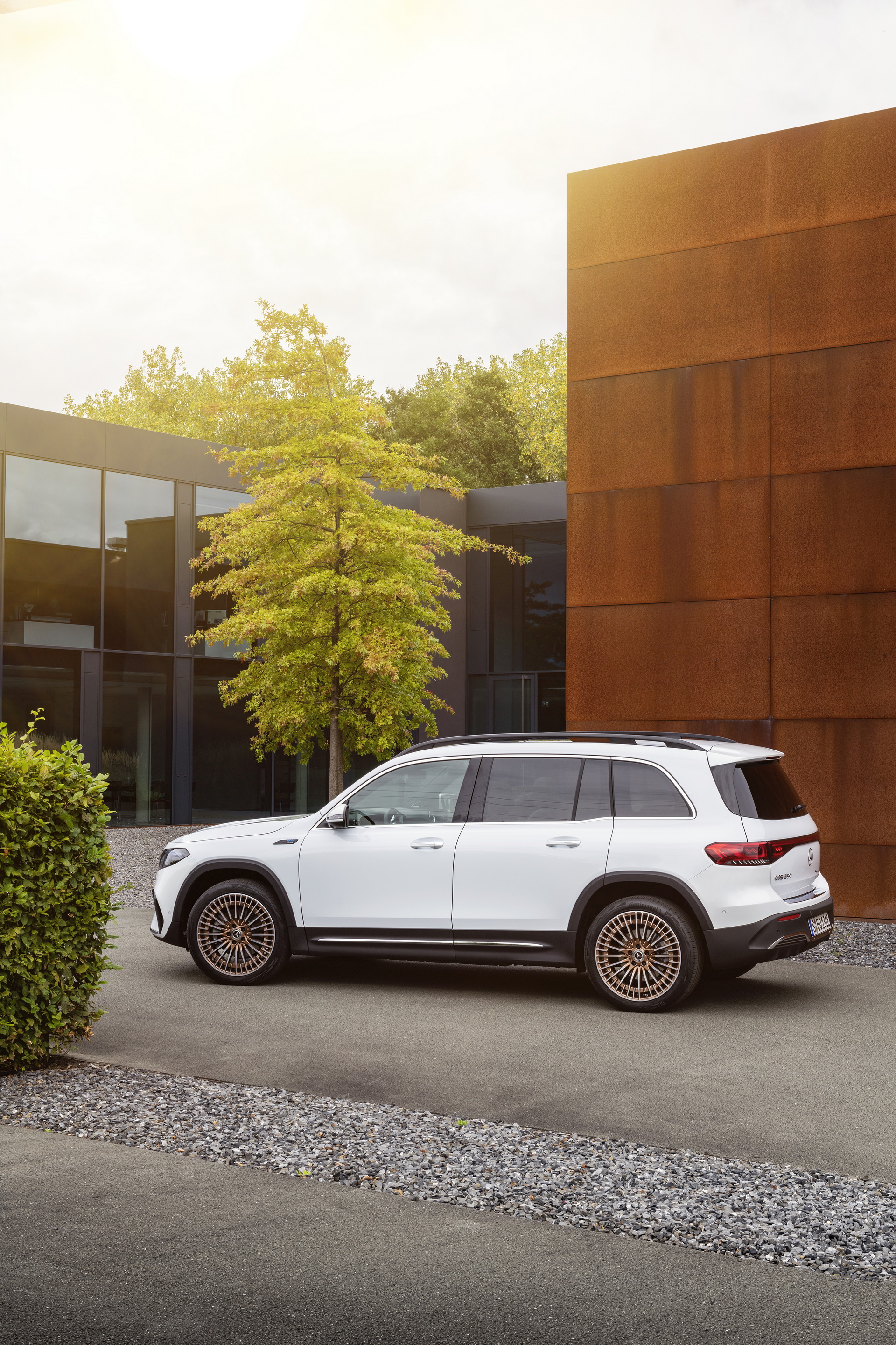 Download 2022 Mercedes-Benz EQB 350 4Matic - Side HD Phone Wallpaper 1920x2880 #16