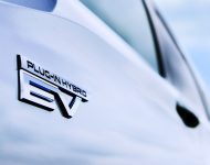 2022 Mitsubishi Outlander PHEV - Badge Wallpaper 190x150