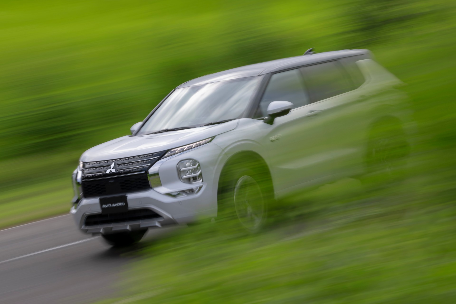 Download 2022 Mitsubishi Outlander PHEV - Front Three-Quarter HD Wallpaper 1920x1281 #1