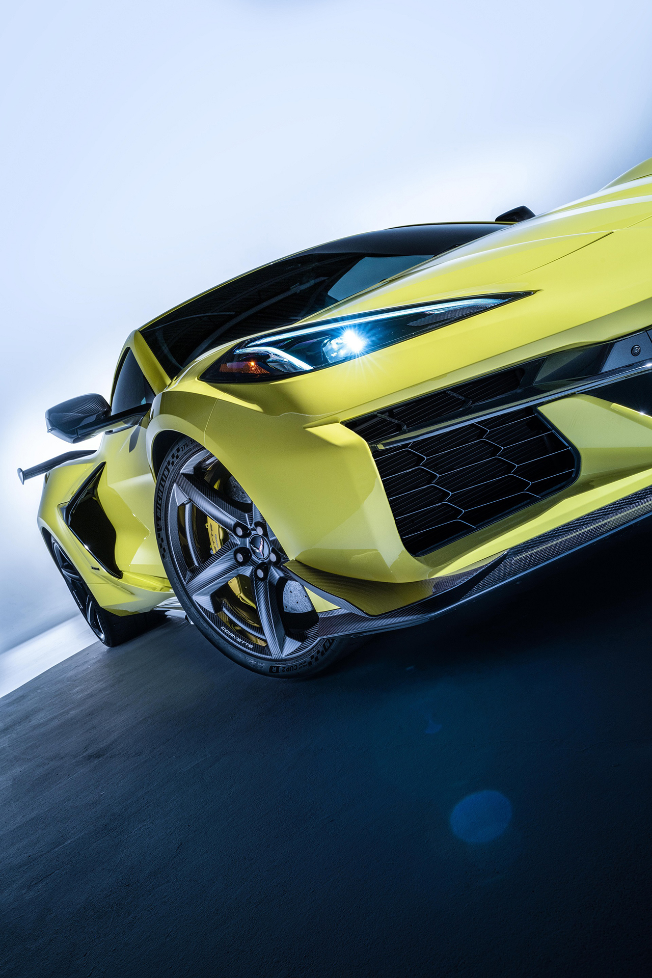 Download 2023 Chevrolet Corvette Z06 - Front HD Phone Wallpaper 1280x1920 #25