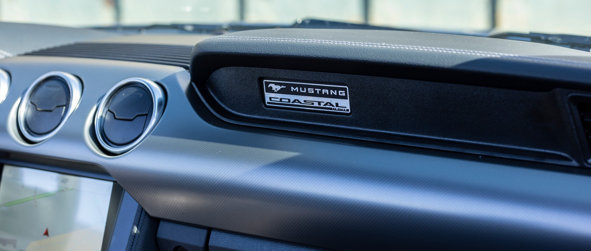 Download 2022 Ford Mustang Coastal Limited Edition - Interior, Detail HD Wallpaper 1920x815 #14