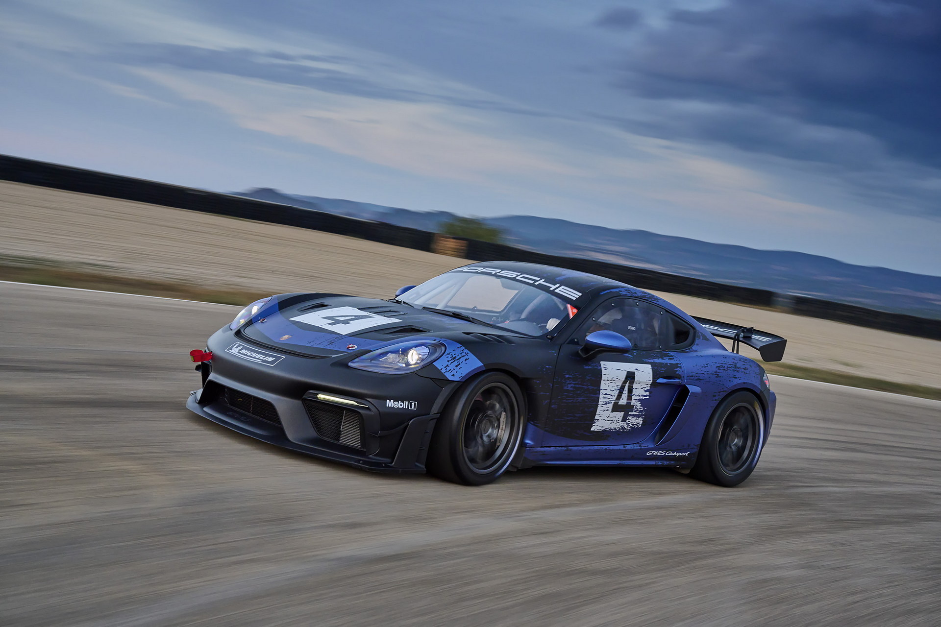 Download 2022 Porsche 718 Cayman GT4 RS Clubsport - Front Three-Quarter HD Wallpaper 1920x1280 #3