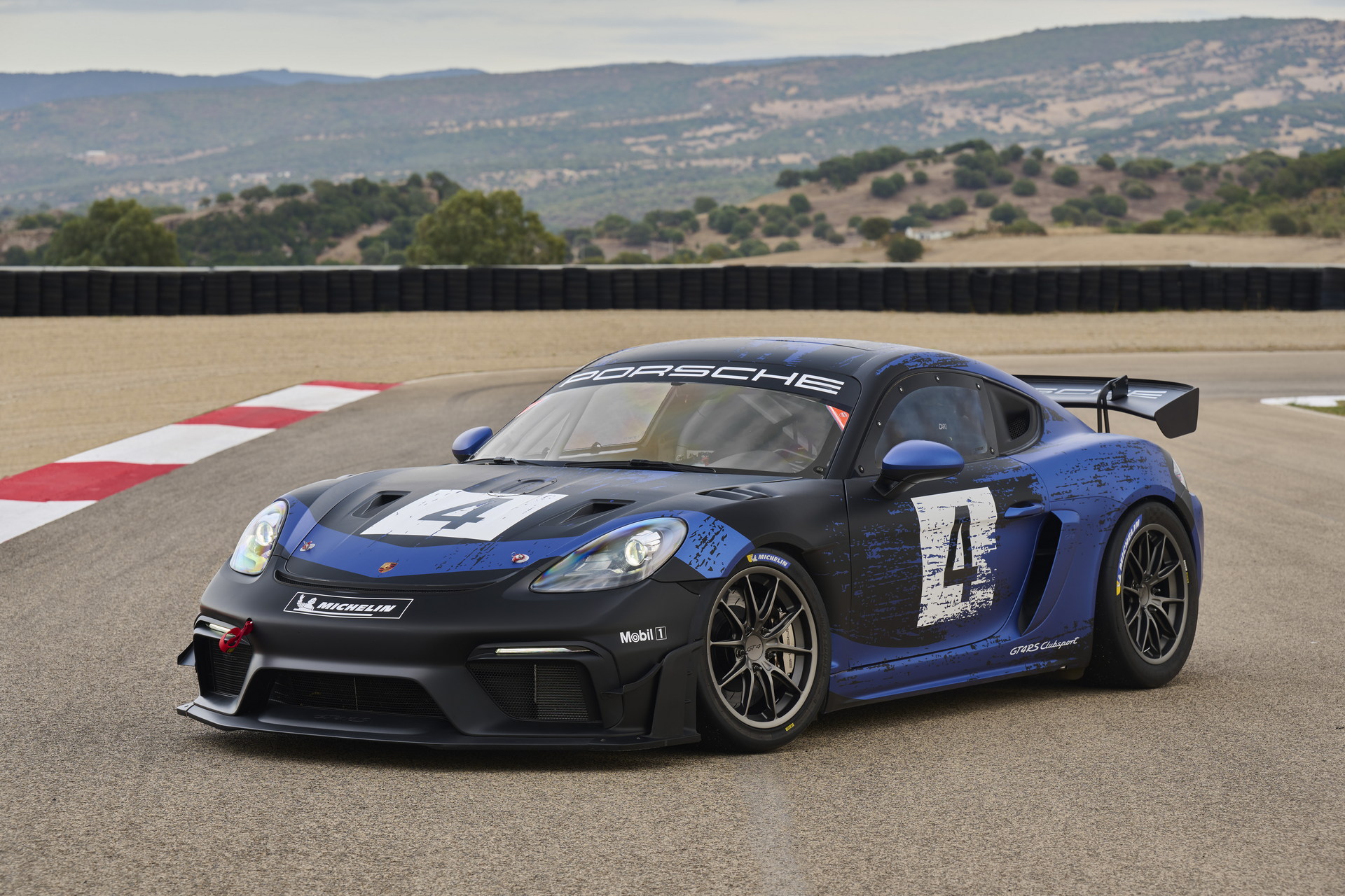 Download 2022 Porsche 718 Cayman GT4 RS Clubsport - Front Three-Quarter HD Wallpaper 1920x1280 #16