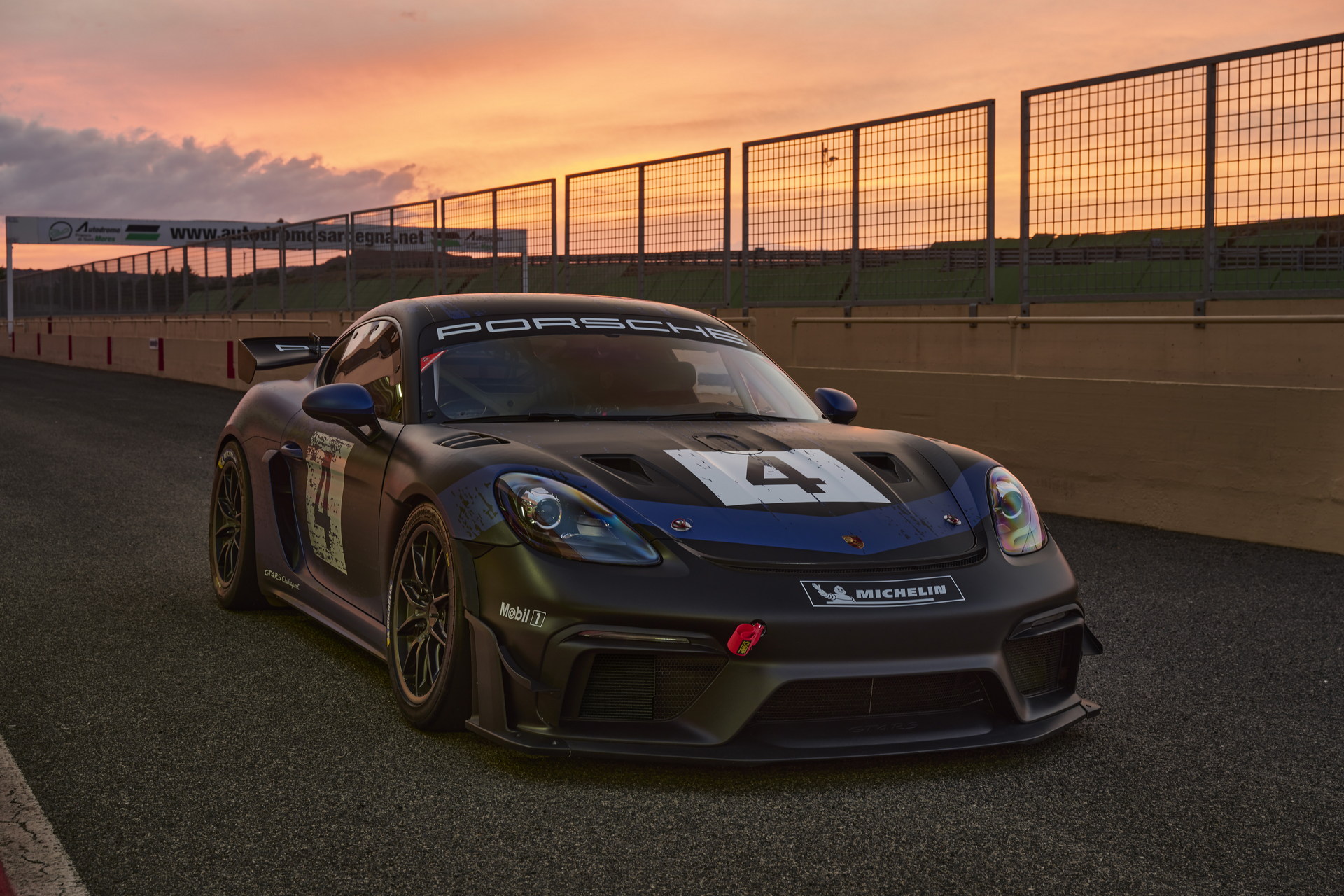 Download 2022 Porsche 718 Cayman GT4 RS Clubsport - Front HD Wallpaper 1920x1280 #11