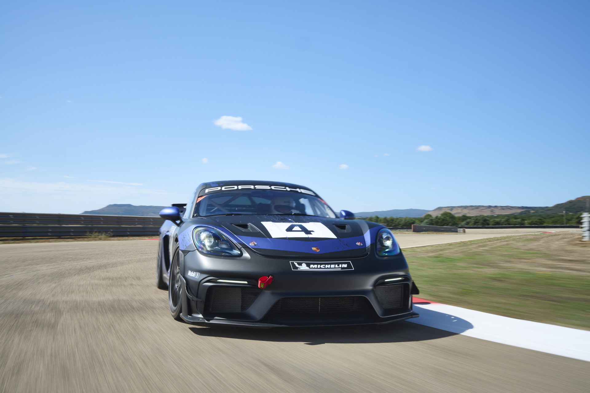 Download 2022 Porsche 718 Cayman GT4 RS Clubsport - Front HD Wallpaper 1920x1280 #5