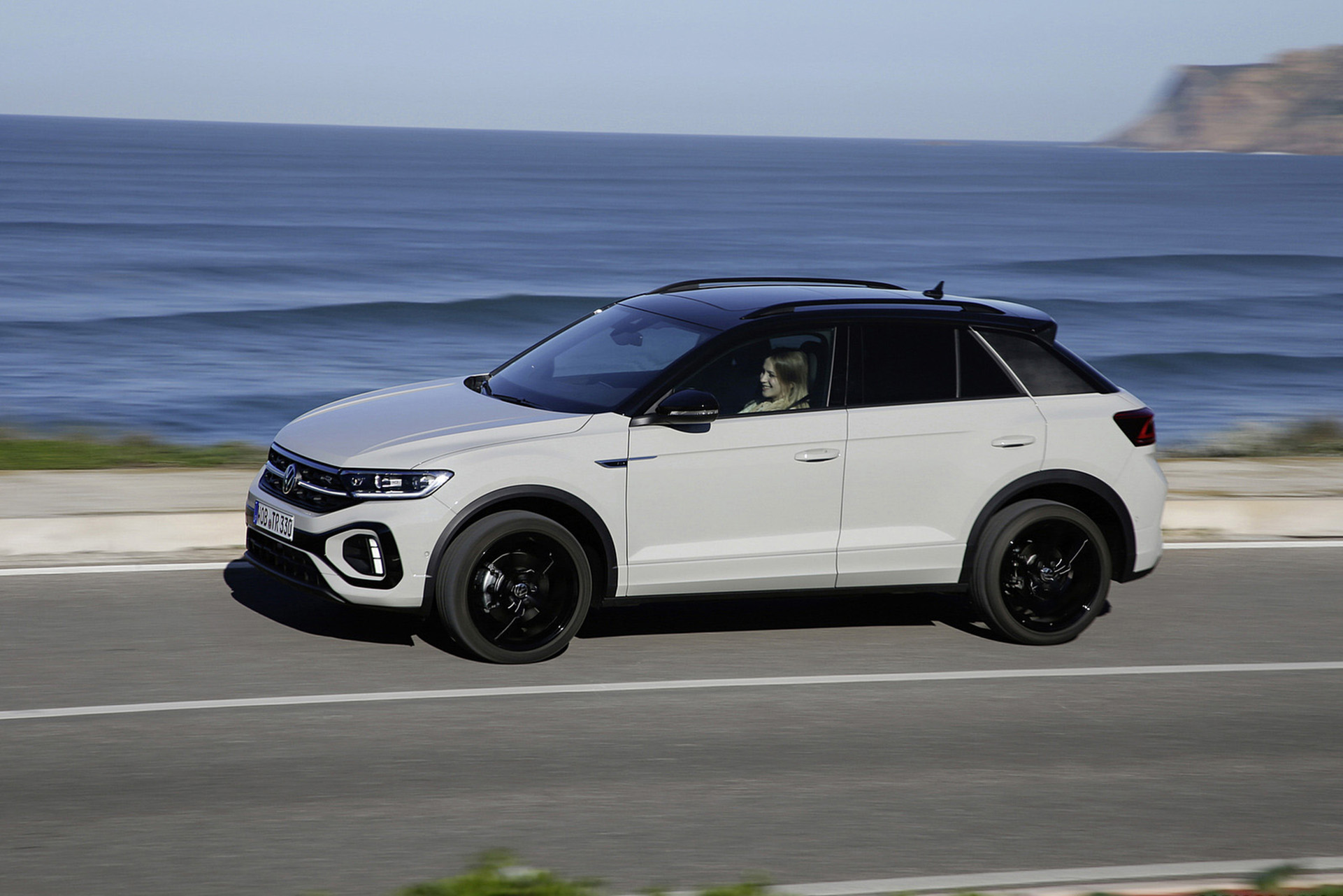 Download 2022 Volkswagen T-Roc - Front Three-Quarter HD Wallpaper 1921x1281 #3