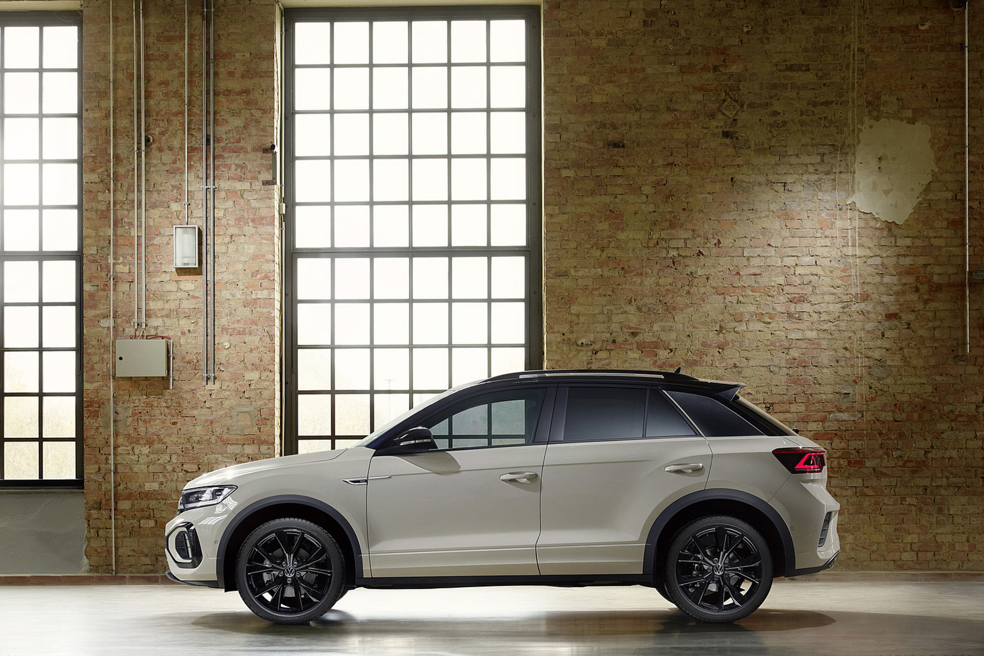 Download 2022 Volkswagen T-Roc - Side HD Wallpaper 1921x1281 #16