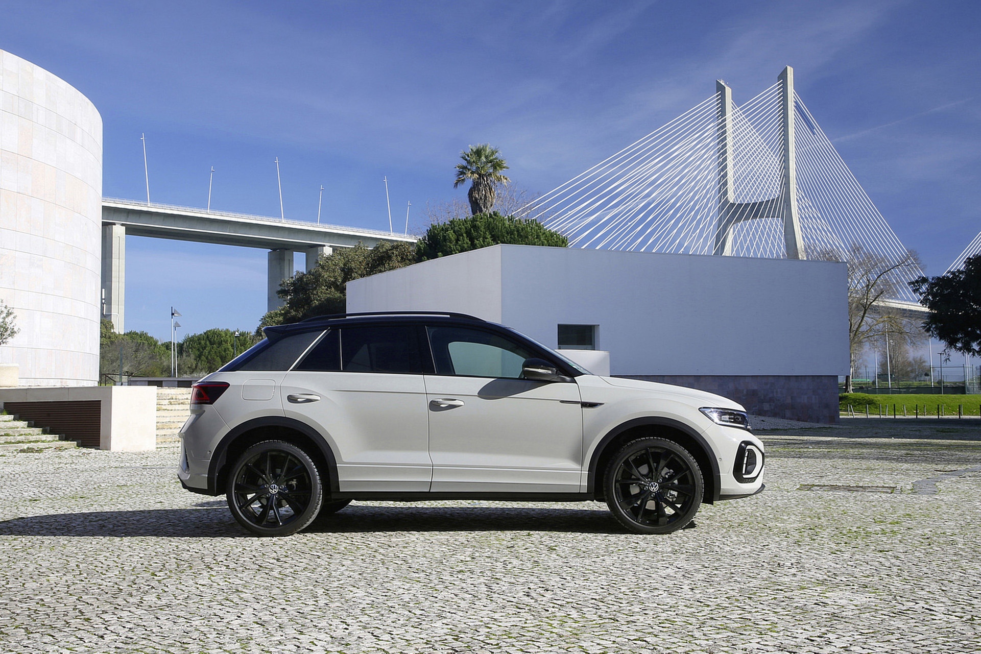 Download 2022 Volkswagen T-Roc - Side HD Wallpaper 1921x1281 #11