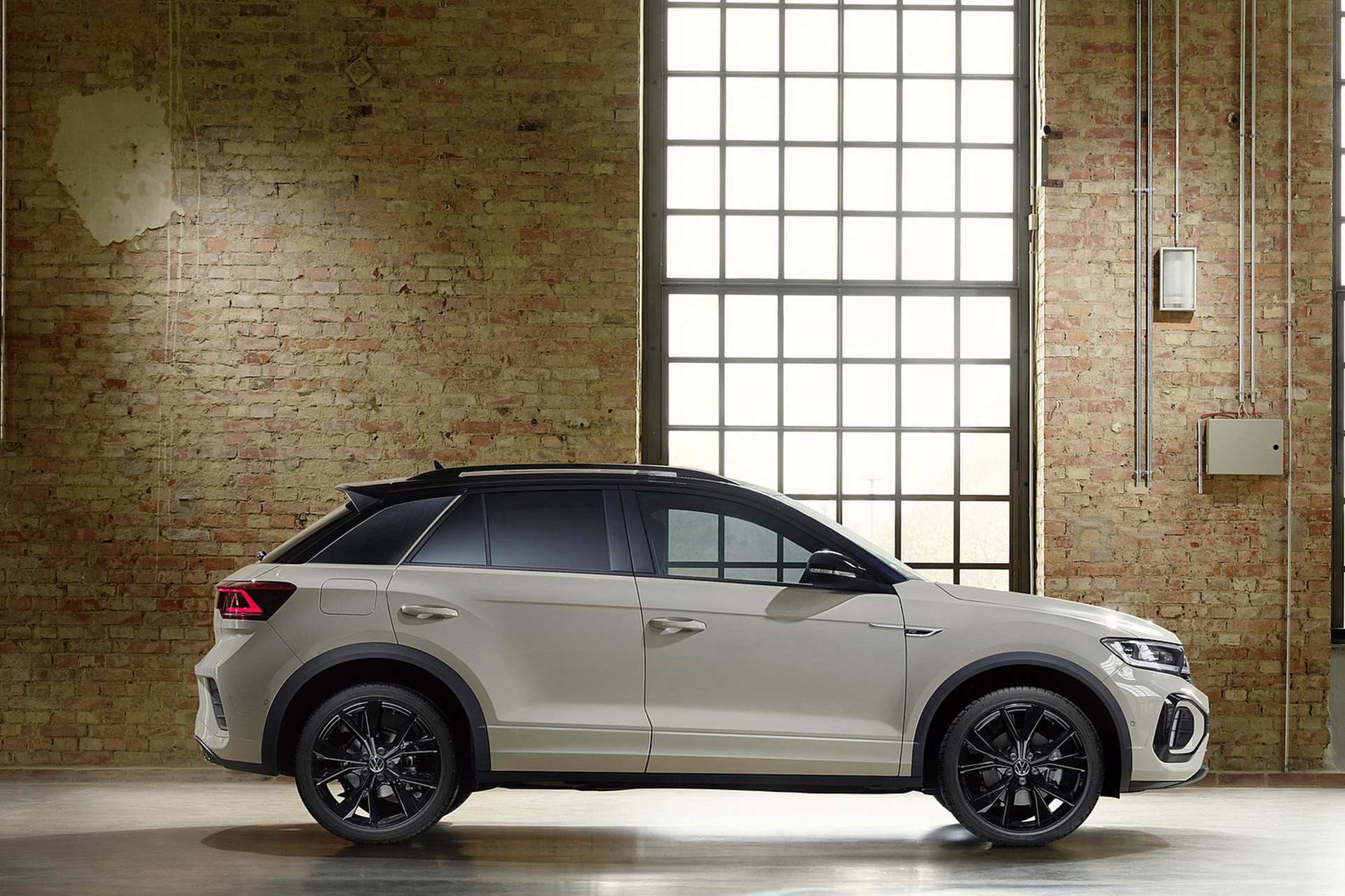 Download 2022 Volkswagen T-Roc - Side HD Wallpaper 1921x1281 #29