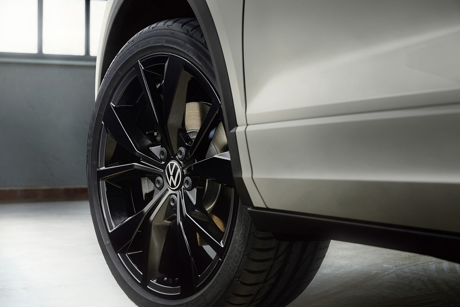 Download 2022 Volkswagen T-Roc - Wheel HD Wallpaper 1921x1281 #31