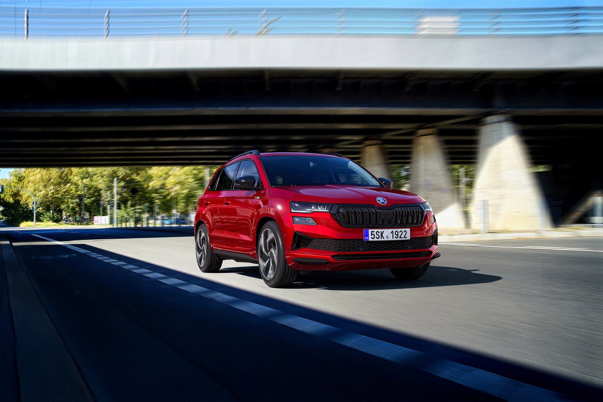 Download 2022 Škoda Karoq SPORTLINE - Front Three-Quarter HD Wallpaper 1920x1280 #3