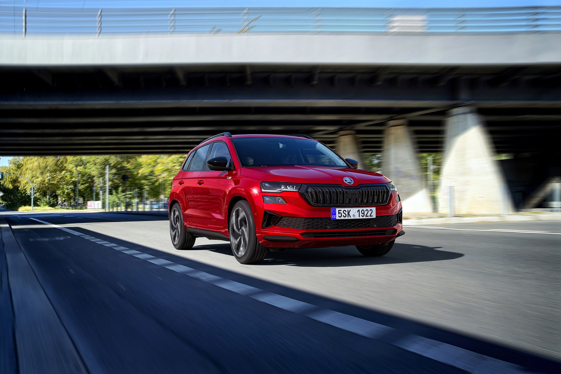 Download 2022 Škoda Karoq SPORTLINE - Front Three-Quarter HD Wallpaper 1920x1280 #2