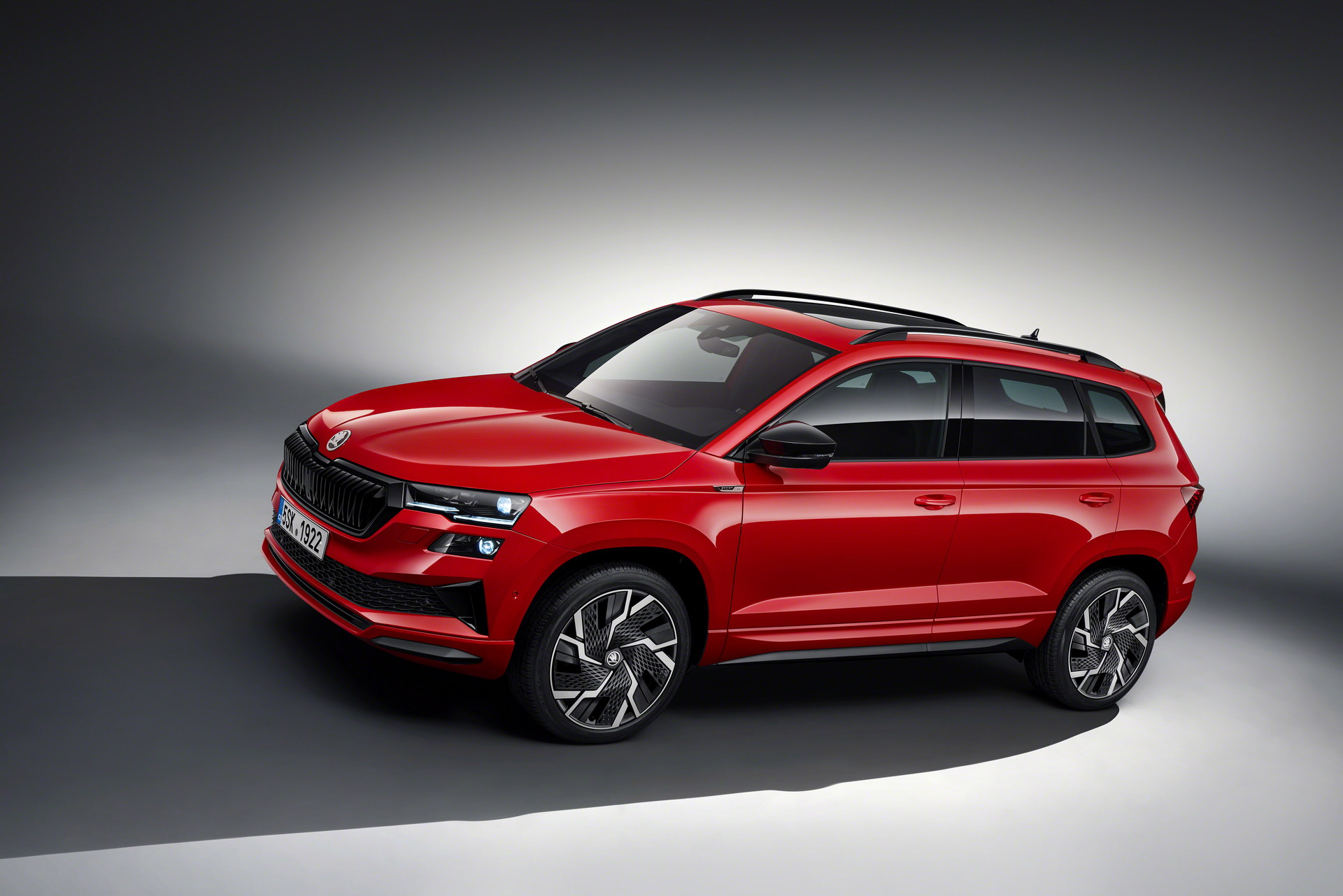 Download 2022 Škoda Karoq SPORTLINE - Front Three-Quarter HD Wallpaper 1920x1281 #54