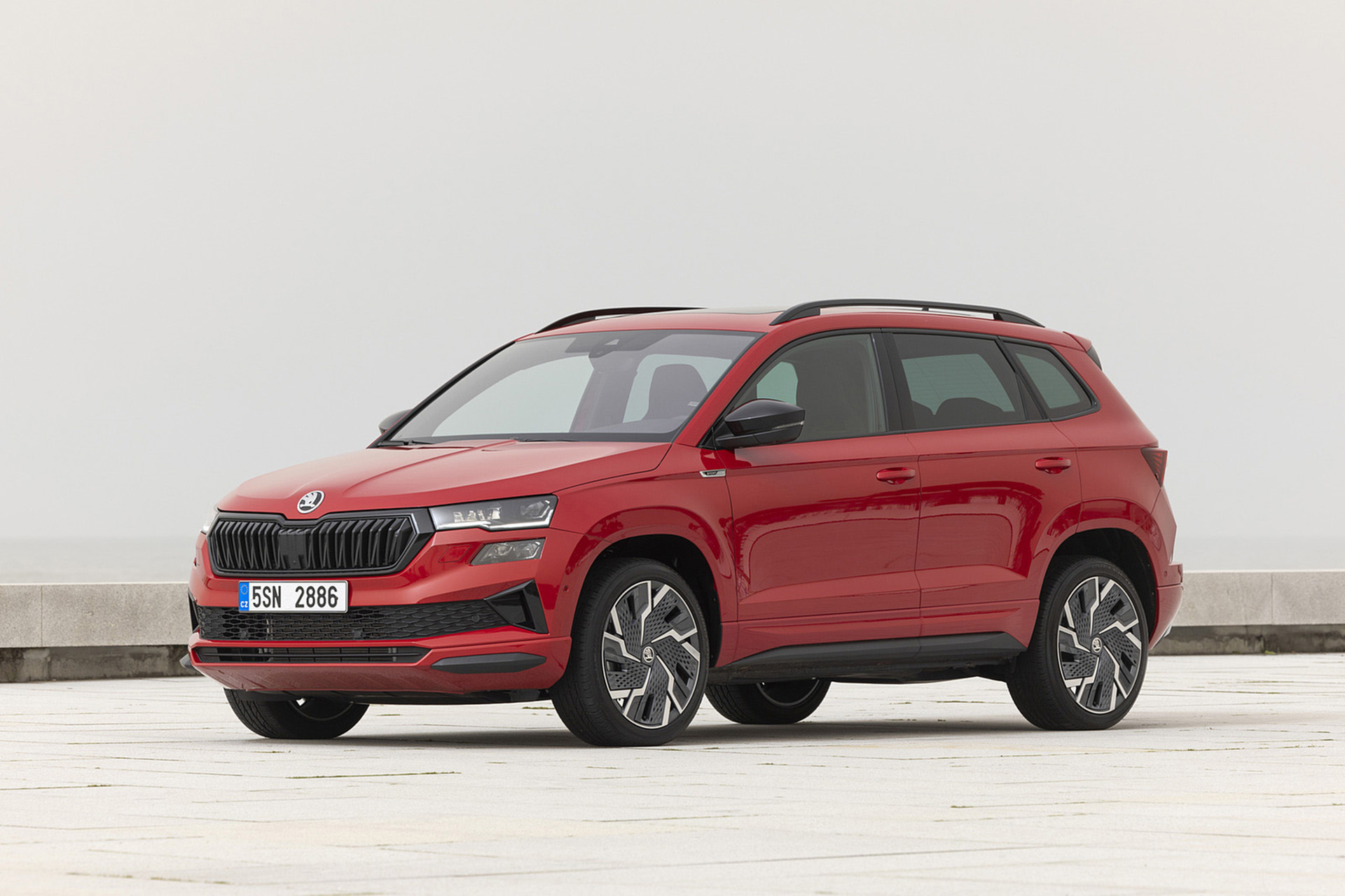 Download 2022 Škoda Karoq Sportline - Front Three-Quarter HD Wallpaper 1920x1280 #31