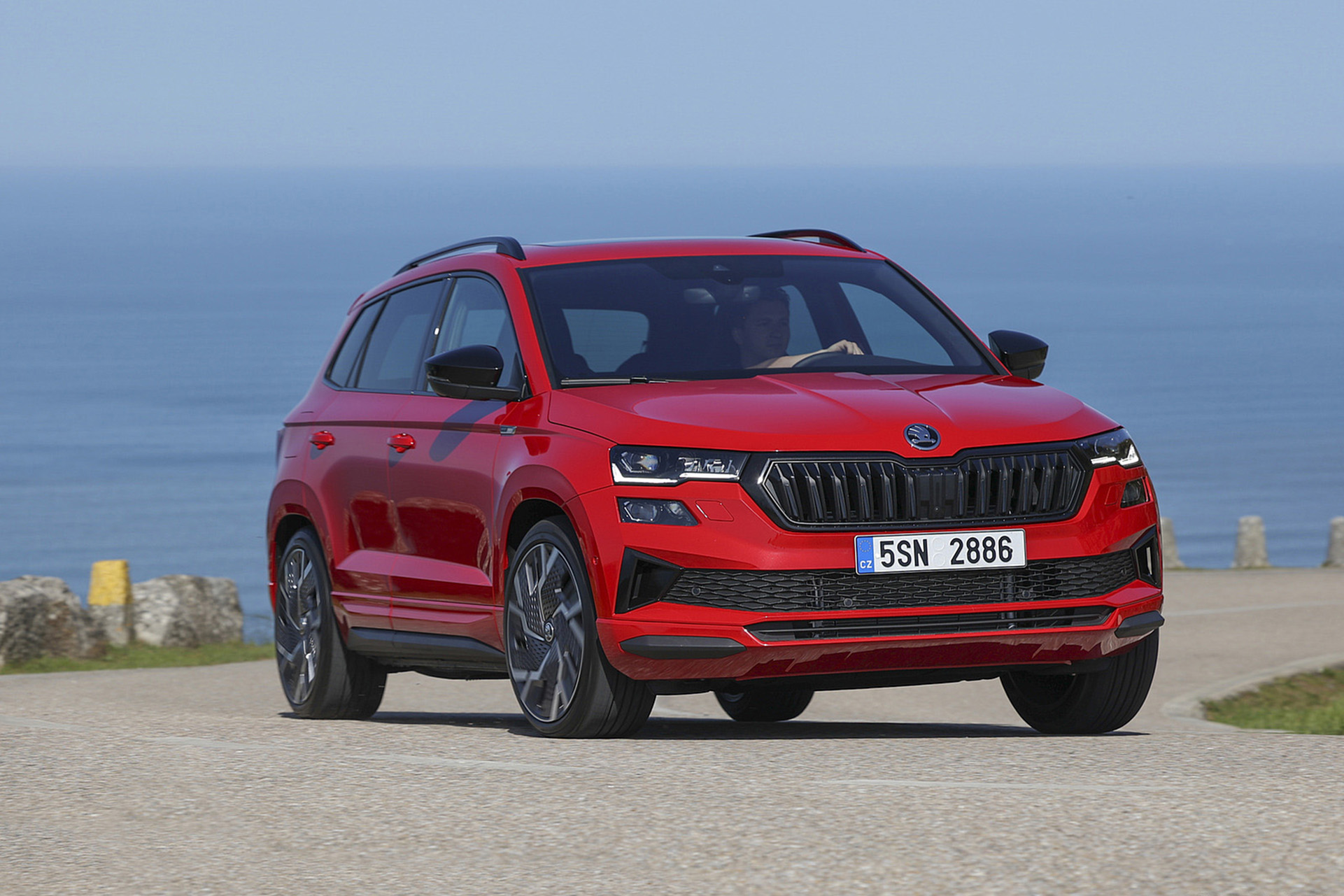 Download 2022 Škoda Karoq Sportline - Front Three-Quarter HD Wallpaper 1921x1281 #12