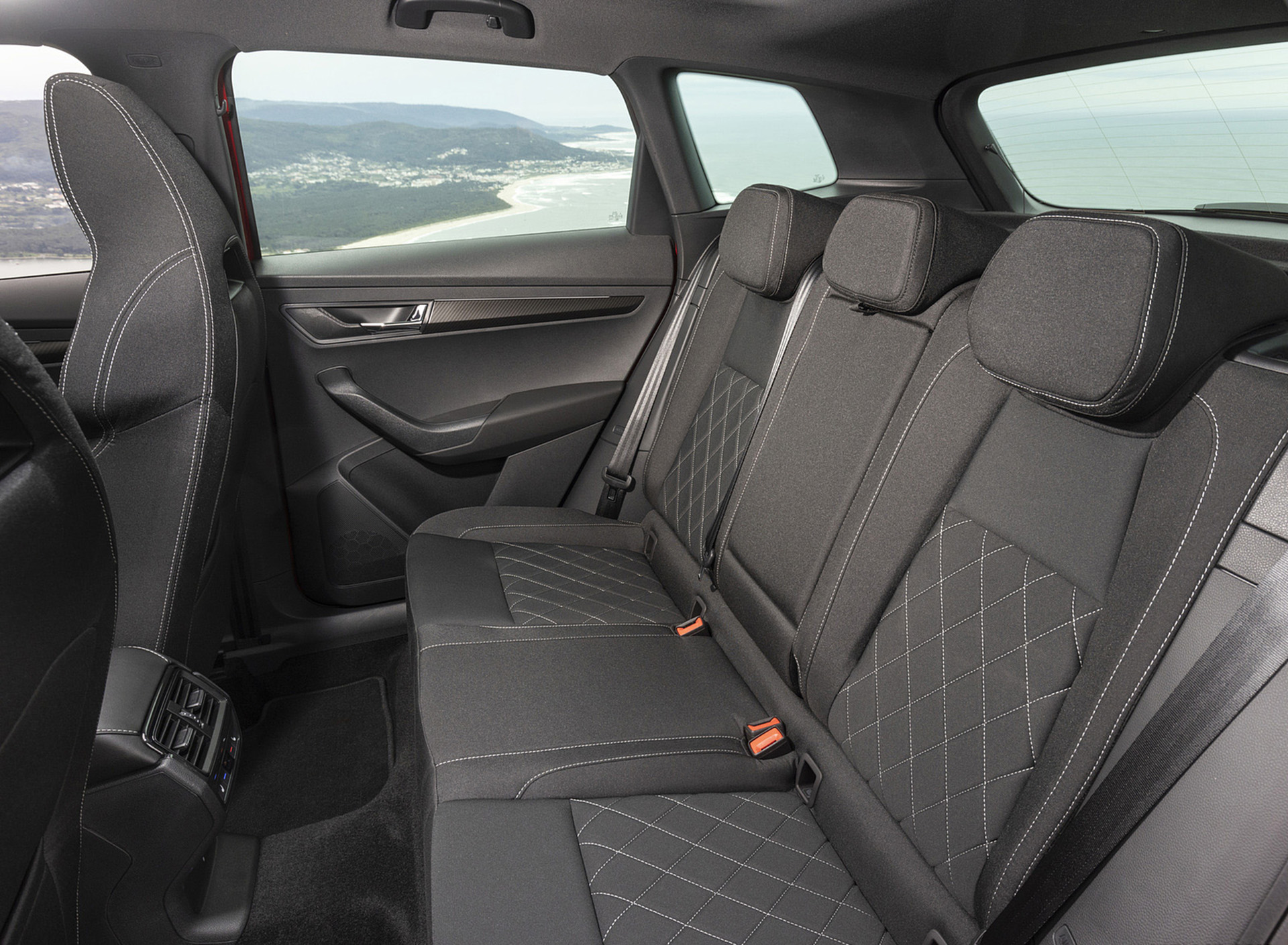 Download 2022 Škoda Karoq Sportline - Interior, Rear Seats HD Wallpaper 1920x1409 #48