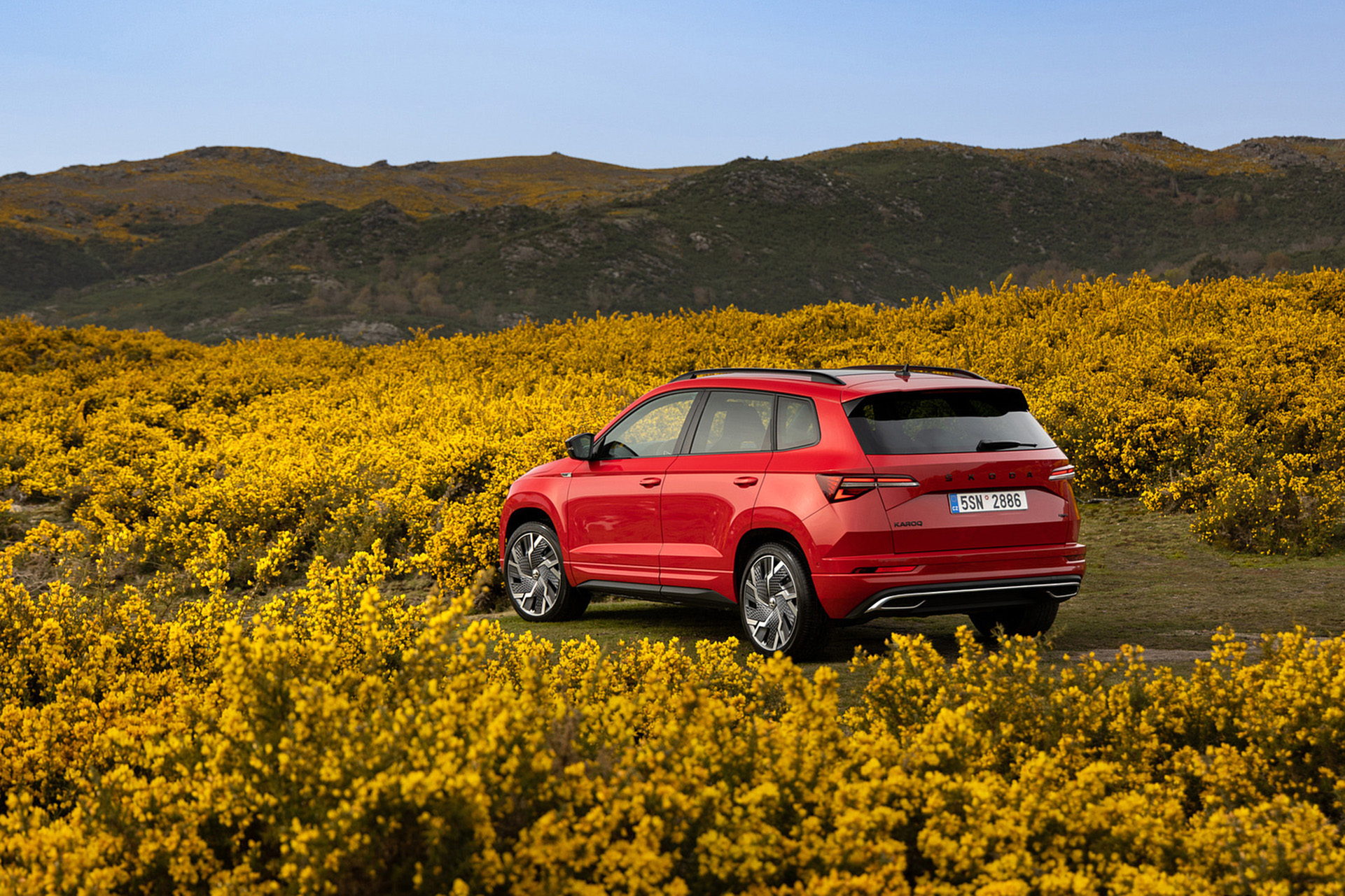 Download 2022 Škoda Karoq Sportline - Rear Three-Quarter HD Wallpaper 1921x1281 #23