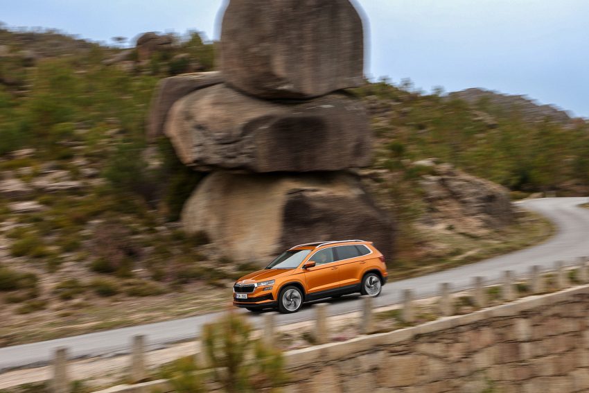 2022 Škoda Karoq Style - Front Three-Quarter Wallpaper 850x567 #36