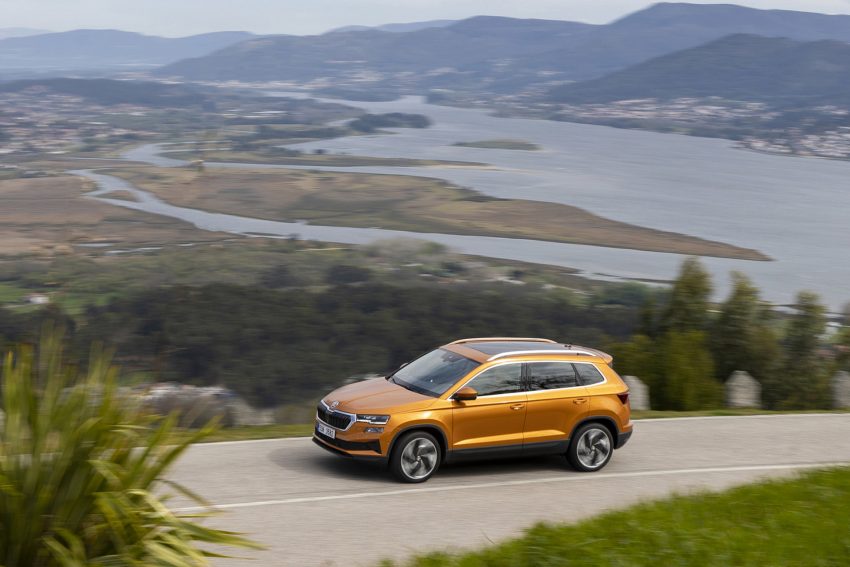 2022 Škoda Karoq Style - Front Three-Quarter Wallpaper 850x567 #28